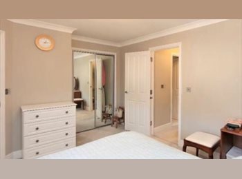 Roomgo UK - Large Double Room with Ensuite & Bills Included, Barkingside - £1,000 pcm