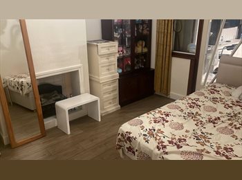 Roomgo UK - Spacious double room to let, Seven Kings - £600 pcm