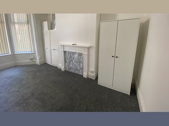 Roomgo UK - Newly Renovated Spacious Double Room w. Private Kitchenette, Park Dale - £565 pcm