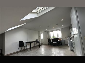 Roomgo UK - A spacious and well-presented three-bedroom first-floor maisonette situated in a convenient resident, Newington - £2,400 pcm