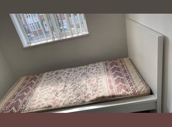 Roomgo UK - Box room available, Hamstead - £300 pcm