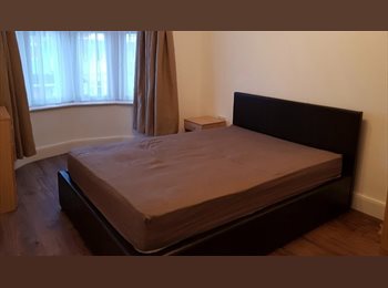 Roomgo UK - Modern Double Room Fast Links to Heathrow & London, Hanworth - £850 pcm