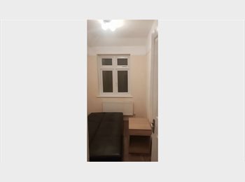 Roomgo UK - Modern Single Room Fast Links to Heathrow & London, Hanworth - £500 pcm