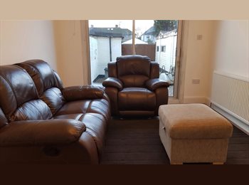 Roomgo UK - Modern Home (Whole House) -  Fast Links to Heathrow & London, Hanworth - £3,050 pcm