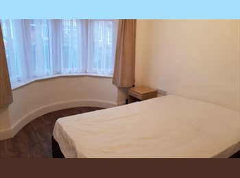 Roomgo UK - Modern Double Room Fast Links to Heathrow & London, Hanworth - £850 pcm