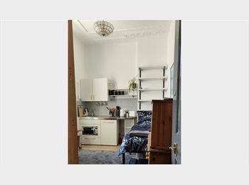 Roomgo UK - Bedsit close to amenities and adjacent to HampsteadHeath, Belsize Park - £1,200 pcm