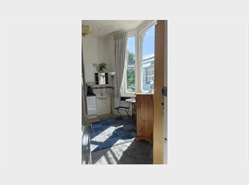 Roomgo UK - Bedsit close to amenities and adjacent to HampsteadHeath, Belsize Park - £1,200 pcm