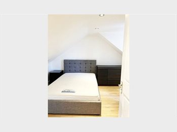 Roomgo UK - *Ensuite Room Only in W12 *Available* Terrace House, Shepherds Bush - £1,325 pcm