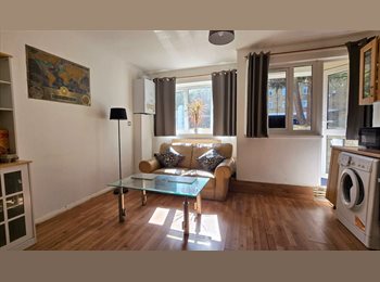 Roomgo UK - A double bedroom with a walk-in wardrobe, Roehampton - £690 pcm