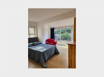 Roomgo UK - Spacious En-Suite Room, All Bills Included, Great Transport Links, High Wycombe - £840 pcm