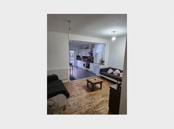 Roomgo UK - Double Bedroom Available for Rent (E17 5LN) – Short Term (1 Month), Walthamstow - £450 pcm