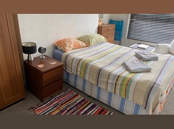 Roomgo UK - Lovely spacious double room Little Venice Canal Paddington, Maida Hill - £970 pcm