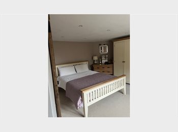 Roomgo UK - Large Double Room with En Suite, Billericay - £800 pcm
