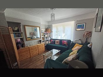 Roomgo UK - Single room in 2 bed flat Acton West London (zone 2), Acton - £900 pcm