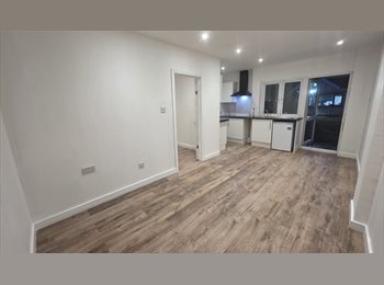 Roomgo UK - Studio flat with ensuite Double bedroom, Watford - £1,250 pcm