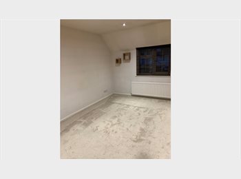 Roomgo UK - Spacious Double Room - Flatshare - Unfurnished, Kenilworth - £675 pcm