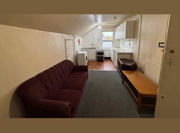 Roomgo UK - Spacious Single Room with Private Living Room & Kitchen – £845 pcm – TW3, Whitton - £845 pcm