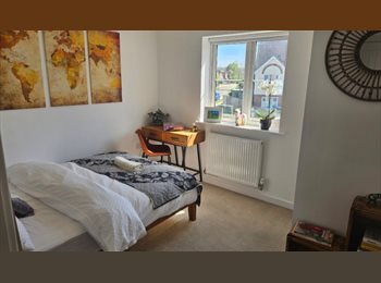 Roomgo UK - Lovely double room with private bathroom, Burgess Hill - £0 pcm