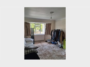 Roomgo UK - Spacious room to rent near Northwood Hills Station, Ruislip Common - £750 pcm