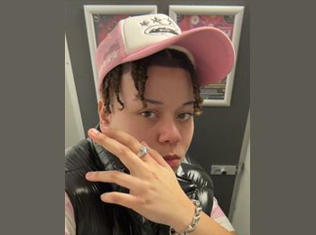 Roomgo UK - Paige - 18 - Birmingham
