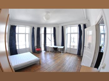 Appartager BE - BIG LIGHTY ROOM 32 m2 WITH BALCONY NEXT EU (Madou) disponible ! Près des institutions Européennes, Bruxelles - 850 € pm