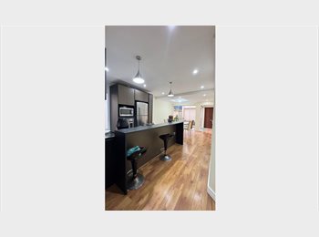 Roomgo BR - Suíte confortavel com closet na melhor area do Campo Belo, Campo Belo - R$ 1.800 Por mês