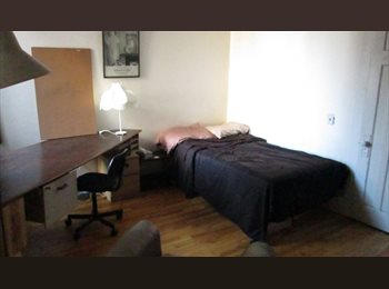 Roomgo CA - Great Room/ Belle Chambre – Mile-End-bus 51-80-129-55-Metro, Montréal - $600 pcm