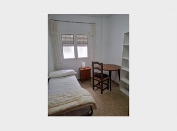 Roomgo ES - SE ALQUILA PISO A ESTUDIANTES JUNTO A LA FACULTAD DE CIENCIAS, Granada - 300 € por mes