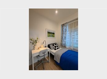 Roomgo HK - 3BR Apartment in Sheung Wan — Near MTR & Central, Sheung Wan - HKD30,600 pcm