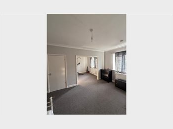 Roomgo UK - Spacious King Size Room for Rent – South Woodford, London (E18), South Woodford - £750 pcm