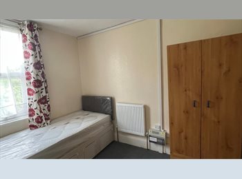 Roomgo UK - Single Room – £585 pcm – 7 Bedroom Shared House - TW3, Whitton - £585 pcm