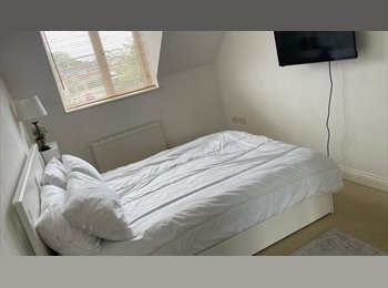 Roomgo UK - Lovely Bright Double Room with Bathroom, Ringwood - £650 pcm