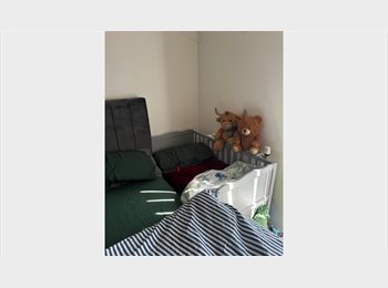 Roomgo UK - Ensuite Double Room with Private Bathroom, Creekmouth - £1,250 pcm