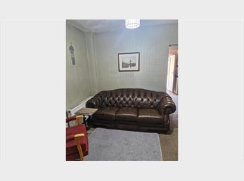 Roomgo UK - 2 bed flat with garden Hounslow, Cranford - £1,650 pcm
