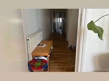 Roomgo UK - Large Bedroom in Hornsey near Crouch end!, Hornsey - £960 pcm