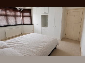 Roomgo UK - Two double room available, Chadwell Heath - £750 pcm