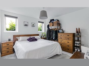 Roomgo UK - Large double room, own bathroom en suite, private non shared lounge, Sanderstead - £1,150 pcm