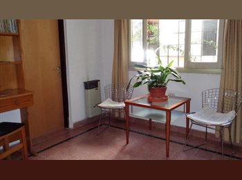 Roomgo AR - Muy amplia habitación simple con vista a patio interno, Córdoba - AR$ 400.000 pm