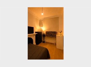 Roomgo AU - private room in redfern, Darlington - $360 pw