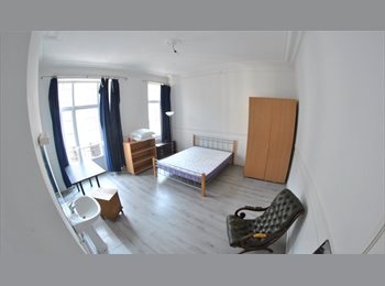 Appartager BE - BIG LIGHTY ROOM 30 m2  WITH BALCONY NEXT EU (Madou) disponible  ! Près des institutions Européennes, Bruxelles - 850 € pm