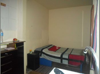 Roomgo BR - Suíte - Região Morumbi Shopping, Campo Belo - R$ 1.000 Por mês