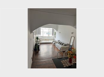 Roomgo BR - Vagas e quartos para estudantes e profissionais feminino, Maracanã - R$ 750 Por mês