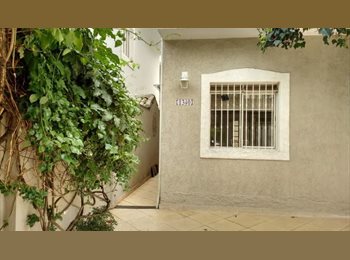 Roomgo BR - Quarto mobilidado com banheiro privativo, Campo Belo - R$ 1.700 Por mês