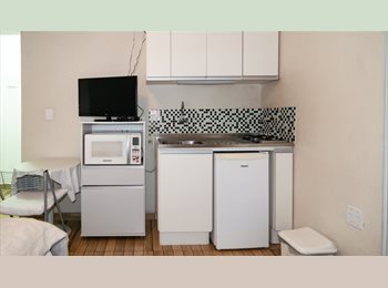 Roomgo BR - Suíte completa em sobrado residencial, Santo Amaro - R$ 2.585 Por mês