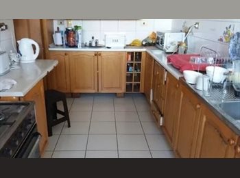 CompartoDepto CL - Pieza Pequeña con baño privado, Providencia - CH$260.000 por mes