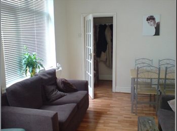 Roomgo UK - Large double room to let in chorlton, Chorlton-cum-Hardy - £765 pcm