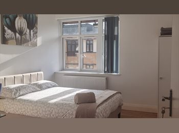Roomgo UK - Very large double room with own private bathroom, with bath and shower, very beautiful and airy., Crawley - £790 pcm