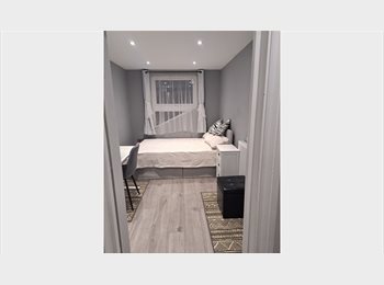 Roomgo UK - Cosy double room with private bathroom, Tooting - £850 pcm