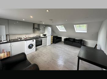 Roomgo UK - A spacious and well-presented three-bedroom first-floor maisonette situated in a convenient resident, Newington - £2,400 pcm