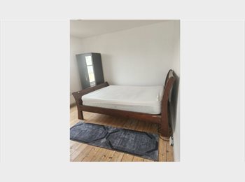 Roomgo UK - Spacious Large Double Room for Female Tenanat, Shepherds Bush - £545 pcm